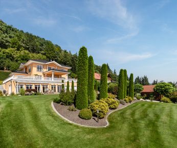 Italienische Villa mit Zypressen