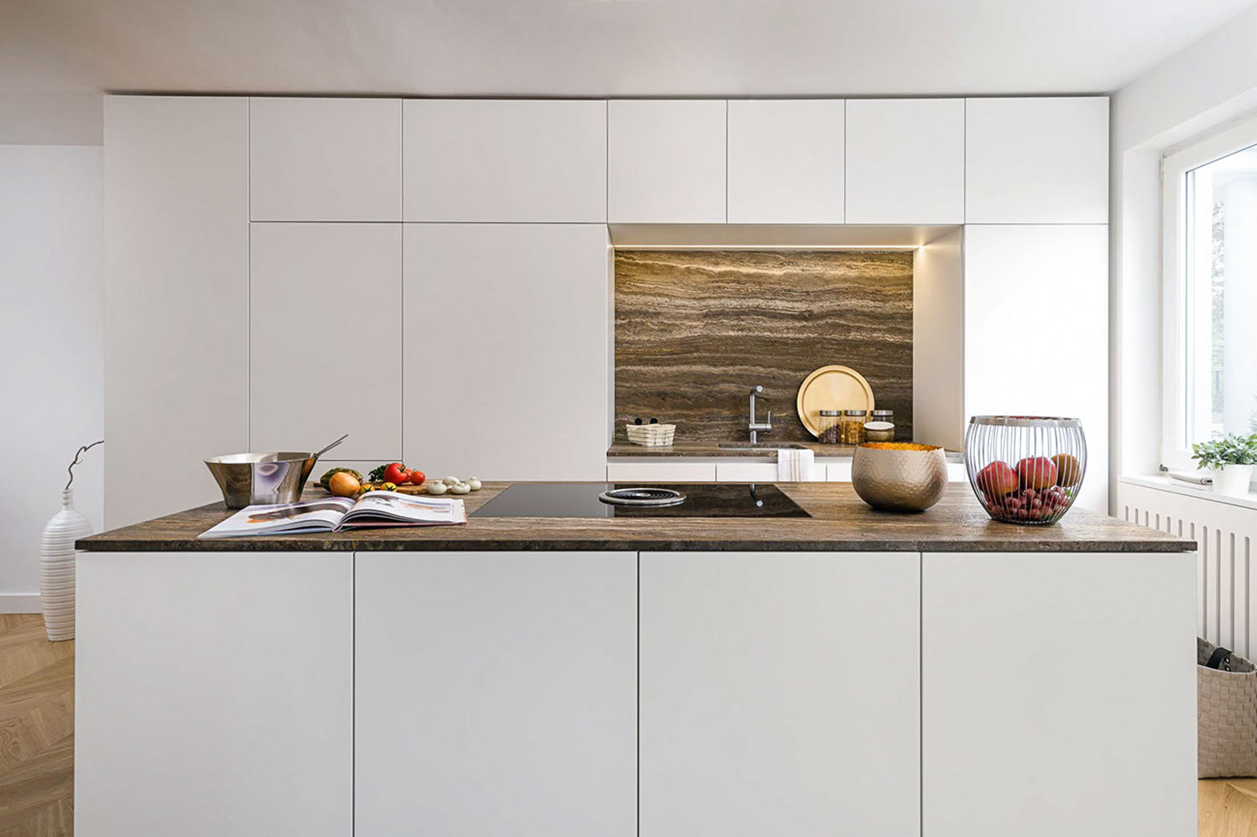 Moderne Küche mit Granit-Arbeitsfläche